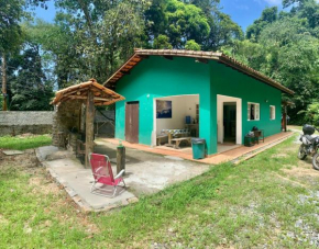 Casa cercada pela mata atlântica,400mts da praia.